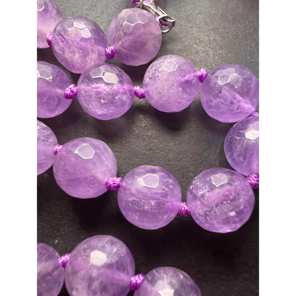 Faceted lavender amethyst knotted necklace with sterling clasp - Picture 11 of 11